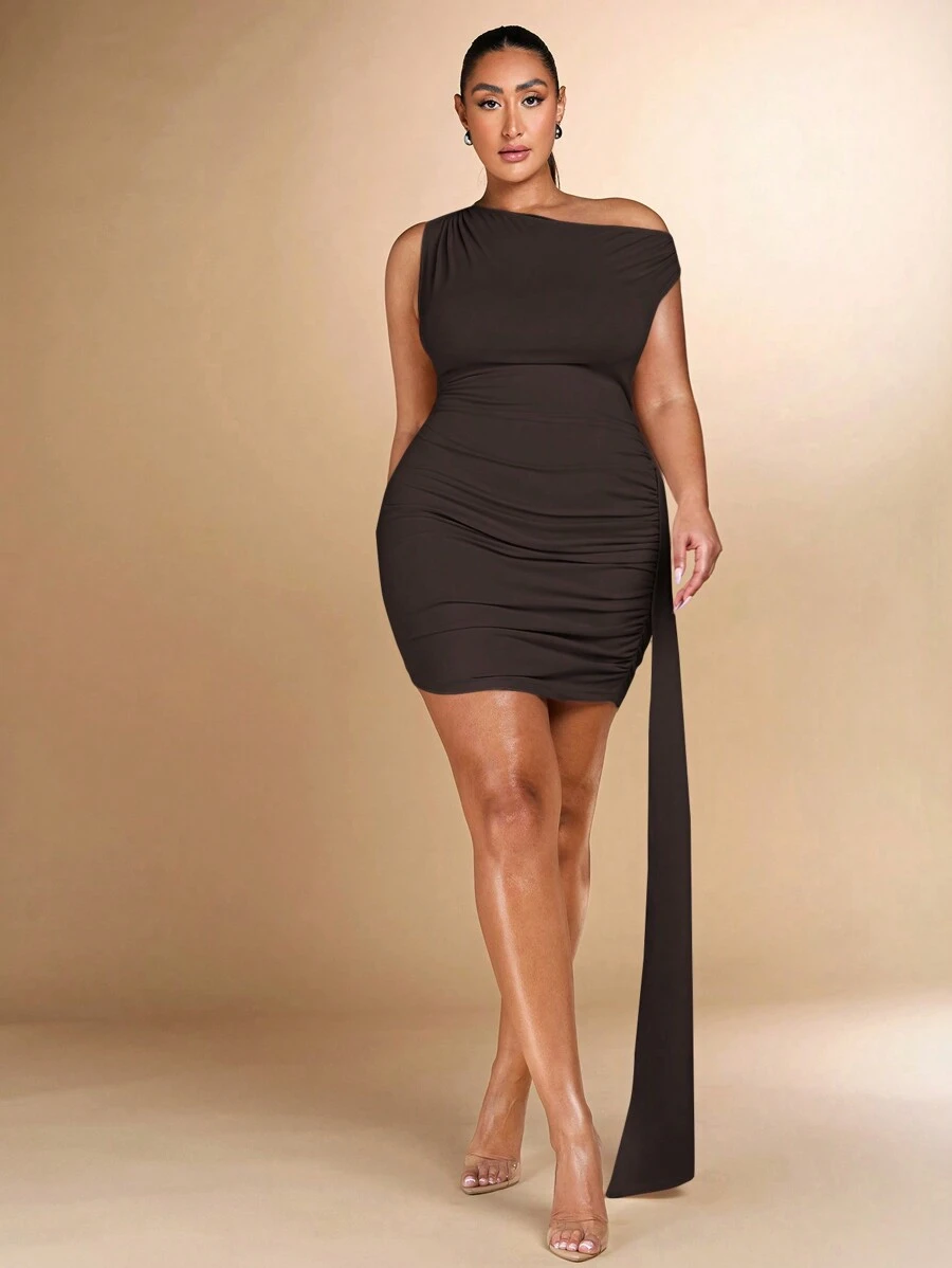 SHEIN BAE فستان بودي كون قصير منسدل من المناطق المتراكبة ذو لون أحادي و ياقة غير متماثلة للمرأة ذات الحجم الكبير في الصيف - قهوة بني - مشاهدة 1