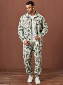 Manfinity Homme Conjunto de top de manga larga con botones y bolsillos con estampado de camuflaje y pantalones vaqueros para hombre de talla grande