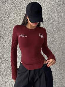 DAZY 女式圆领字母和数字印花长袖裹身下摆 T 恤、图案 T 恤、秋季服装 - 酒紅色 - 查看 4