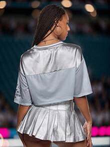 Ivo Santos Designer Artist 复古美式复古街头风格短款修身图案女式上衣，适合夏季 - 灰色 - 查看 2