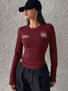 DAZY 女式圆领字母和数字印花长袖裹身下摆 T 恤、图案 T 恤、秋季服装 - 酒紅色 - 查看 5