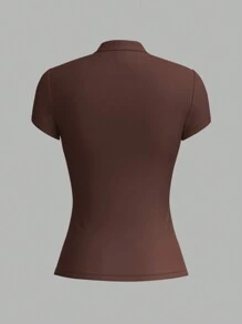 SHEIN DECDS Áo thun nữ cổ điển thanh lịch, áo thun dệt kim dáng ôm, cổ đứng khoét lỗ nhỏ, tay ngắn, màu mơ nhạt, thích hợp mặc thường ngày/đi làm/nghỉ mát, áo dành cho giáo viên, áo đi xem hòa nhạc mùa thu, áo nữ đi học, áo phong cách cổ điển, áo nữ mùa thu, áo thun ôm màu đỏ tía, áo cổ lọ màu nâu. - màu nâu - Xem 4