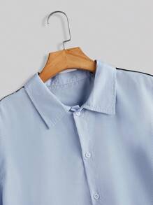 Manfinity Homme طقم قمصان وشورتات كاجوال برسم حرفي 2قطعة، قميص أكمام قصيرة بلون متباين، وشورت كاجوال للرجال - ازرق وابيض - مشاهدة 3