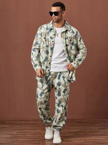 Manfinity Homme Conjunto de top de manga larga con botones y bolsillos con estampado de camuflaje y pantalones vaqueros para hombre de talla grande