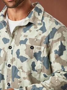 Manfinity Homme Conjunto de top de manga larga con botones y bolsillos con estampado de camuflaje y pantalones vaqueros para hombre de talla grande