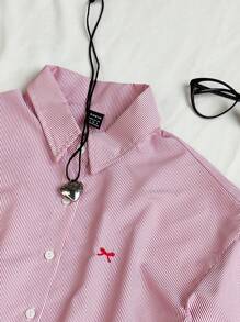 SHEIN Unity 蓝色条纹刺绣蝴蝶结短袖短款衬衫女士新年衣服，短袖上衣 - 紅色 - 查看 4