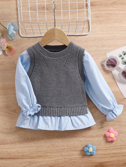 Kleine Mädchen Strickpullover für Herbst/Winter, Neuer Artikel. Der Strickpullover hat ein 2-in-1-Design mit Wärme und Mode. Der beige Strickpullover ist mit einem Hemdstoff-Einsatz-Design kombiniert, das einen süßen und verspielten Stil zeigt.