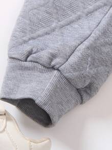 SHEIN 2 stuks Young Boy Diamond Textured Fabric Waistband Accent Design Pants Set. Casual Styling, Elastische Tailleband Voor Gemakkelijk Dragen, Goed Gemaakte Elastische Manchetten, Geschikt Voor Jongens Van 4-7 Om Te Combineren Met Tops/Jassen In De Lente, Herfst En Winter. Ideaal Voor Zelfverzekerde, Comfortabele Uitjes In Meerdere Seizoenen.
