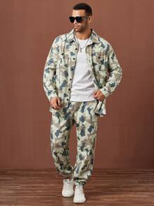 Manfinity Homme Conjunto de top de manga larga con botones y bolsillos con estampado de camuflaje y pantalones vaqueros para hombre de talla grande