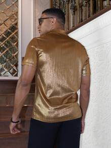 Manfinity BRENVOR 男士纽扣前开襟短袖亮片派对时尚衬衫，男友礼物，情侣装 - 金色 - 查看 2