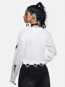 Sonchs Curiosities 艺术家深色万圣节南瓜、蝙蝠和蜘蛛图案破洞短款落肩毛衣，女式毛衣，适合假期、度假、节日、伊比沙岛 - 白色 - 查看 6