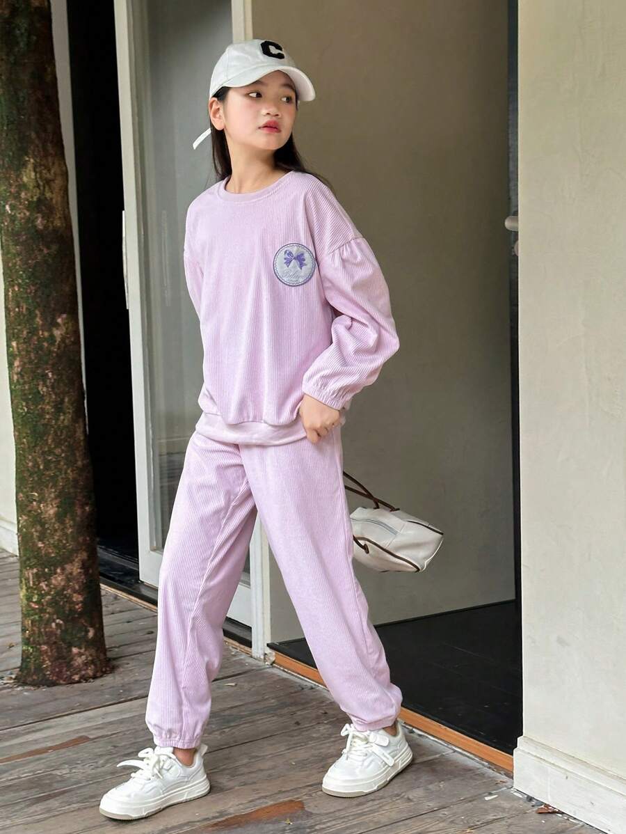 SHEIN 2 件 Tween Girl 纹理针织超大款运动衫，带蝴蝶结印花和休闲裤套装 - 淡紫色 - 查看 1