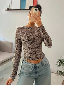 SHEIN EZwear Camiseta ajustada de manga larga y escote trasero con estampado de leopardo, top de moda de otoño para mujer
