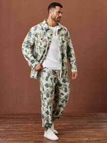 Manfinity Homme Conjunto de top de manga larga con botones y bolsillos con estampado de camuflaje y pantalones vaqueros para hombre de talla grande