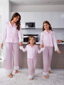 Pijama para niñas conjunto de 2 piezas: cárdigan de manga larga con volantes de loto simple rosa para bebé/niña pequeña y pantalón largo de loungewear. Este conjunto de loungewear de 2 piezas de cárdigan de manga larga con volantes de loto rosa simple y pantalón largo es una opción de moda para conjuntos a juego de mamá e hija. El diseño rosa muestra un estilo fresco y dulce, y el detalle de volantes de loto agrega un toque elegante. El diseño de cárdigan de manga larga y pantalón largo es cómodo y casual, adecuado para que la madre y la hija disfruten del tiempo libre en casa. Este conjunto de loungewear no solo expresa un gusto de moda, sino que también enfatiza la conexión emocional entre madre e hija. - Rosa - Ver 3