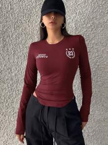 DAZY 女式圆领字母和数字印花长袖裹身下摆 T 恤、图案 T 恤、秋季服装 - 酒紅色 - 查看 3
