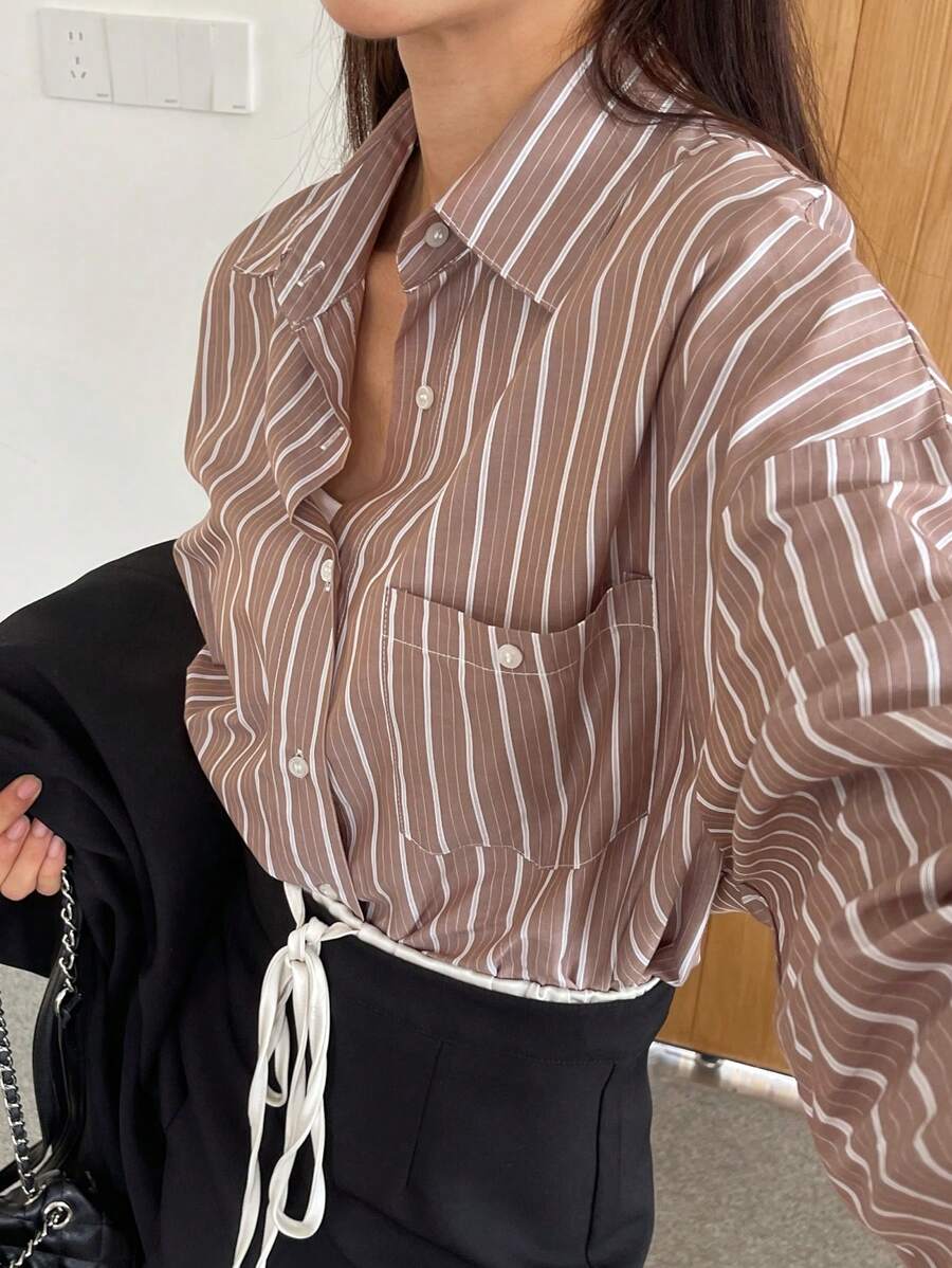 DAZY 条纹印花纽扣前口袋休闲长袖衬衫，秋装 - 咖啡棕 - 查看 1