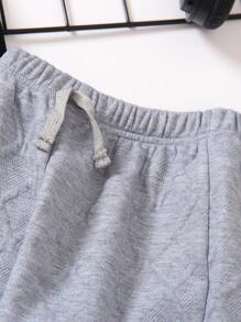 SHEIN 2 stuks Young Boy Diamond Textured Fabric Waistband Accent Design Pants Set. Casual Styling, Elastische Tailleband Voor Gemakkelijk Dragen, Goed Gemaakte Elastische Manchetten, Geschikt Voor Jongens Van 4-7 Om Te Combineren Met Tops/Jassen In De Lente, Herfst En Winter. Ideaal Voor Zelfverzekerde, Comfortabele Uitjes In Meerdere Seizoenen.