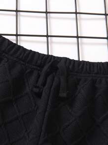 SHEIN 2 stuks Young Boy Diamond Textured Fabric Waistband Accent Design Pants Set. Casual Styling, Elastische Tailleband Voor Gemakkelijk Dragen, Goed Gemaakte Elastische Manchetten, Geschikt Voor Jongens Van 4-7 Om Te Combineren Met Tops/Jassen In De Lente, Herfst En Winter. Ideaal Voor Zelfverzekerde, Comfortabele Uitjes In Meerdere Seizoenen.