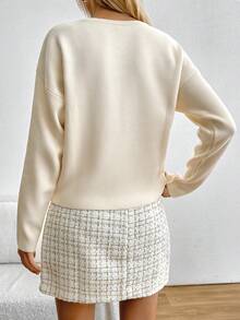 SHEIN PETITE Áo len crop cổ tròn đính nút trái tim dễ thương - Màu be - Xem 2
