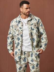 Manfinity Homme Conjunto de top de manga larga con botones y bolsillos con estampado de camuflaje y pantalones vaqueros para hombre de talla grande
