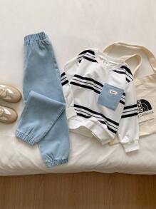 SHEIN Playful Pals 年輕男孩對比色長袖圓領運動衫搭配牛仔褲套裝 - 彩色 - 查看 3
