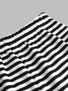SHEIN 2 件套少女针织条纹领口运动衫和宽松短裤套装 - 黑與白 - 查看 4