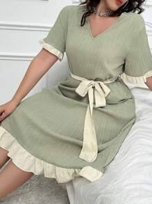 Camisón con cinturón de crepé de burbujas con parches de color contrastante y volantes de talla grande