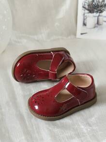 1 双女童镂空圆头平底鞋，适合春秋季节