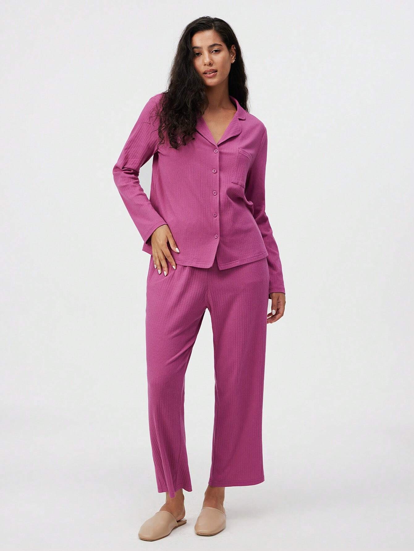 Conjunto de pijama clásico básico de algodón acanalado cómodo de color rosa con top de manga larga con botones y pantalones, conjunto de ropa de estar en casa de otoño e invierno para mujeres