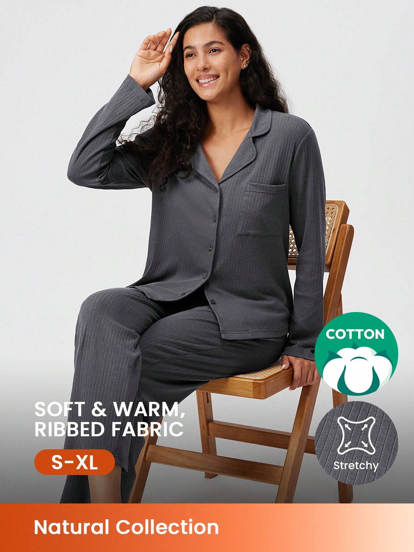Herbst- und Winterset aus gerippter, bequemer Baumwolle mit klassischem Grunddesign für Damen. Bestehend aus langärmeliger Knopfoberseite und Hose für Loungewear. Damenpyjamas für den Herbst.