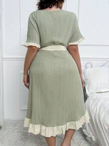 Camisón con cinturón de crepé de burbujas con parches de color contrastante y volantes de talla grande