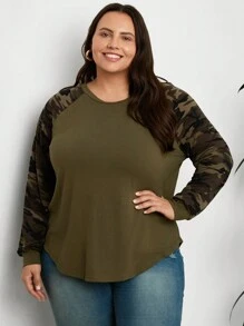 SHEIN LUNE Talla grande Camiseta con estampado de camuflaje de manga raglán