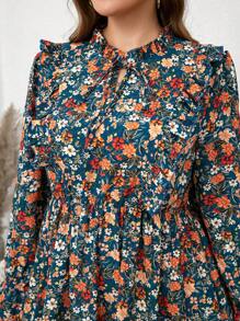 SHEIN Clasi Vestido largo de manga larga con estampado floral diminuto y cintura ceñida, talla grande, para mujeres, atuendo para maestras