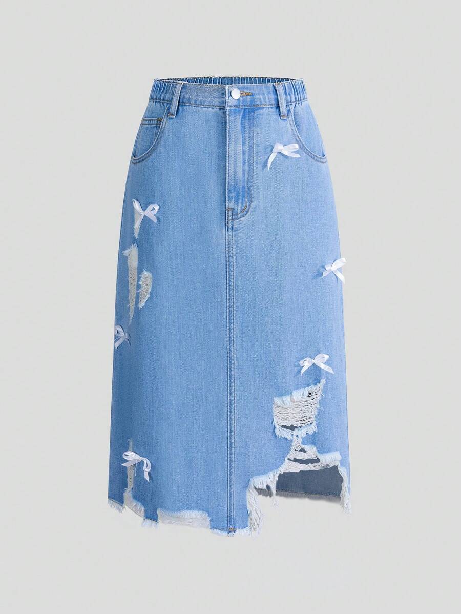 少女不对称设计牛仔裙，带破洞、蝴蝶结和水洗效果
