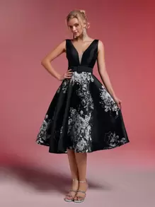 SHEIN Belle Vestido elegante y deslumbrante para fiesta de noche, baile, Hallowen, fiesta formal y graduación. Con escote profundo en V, chaleco, mangas, cinturón y una falda extra amplia que destaca la cintura. En seda negra con grandes estampados florales. Para uso semiformal en cumpleaños, bodas, graduaciones