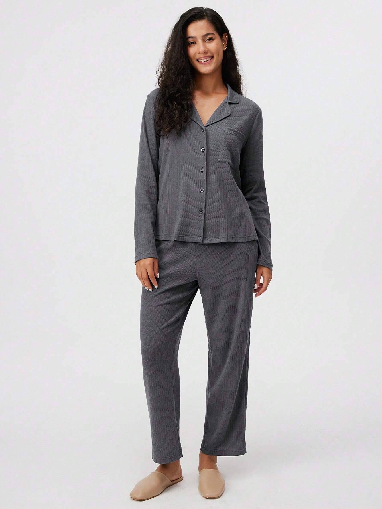 Herbst- und Winterset aus gerippter, bequemer Baumwolle mit klassischem Grunddesign für Damen. Bestehend aus langärmeliger Knopfoberseite und Hose für Loungewear. Damenpyjamas für den Herbst.