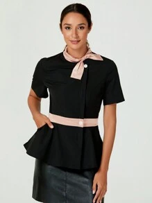 TaskEZ Top de uniforme de recepción con corbata de moño de color contrastante y mangas cortas