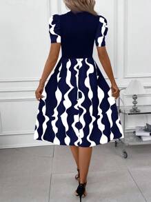 SHEIN Clasi Váy Midi thanh lịch cổ đứng mùa hè dành cho nữ tay áo phồng họa tiết hình học - Xanh và trắng - Xem 2