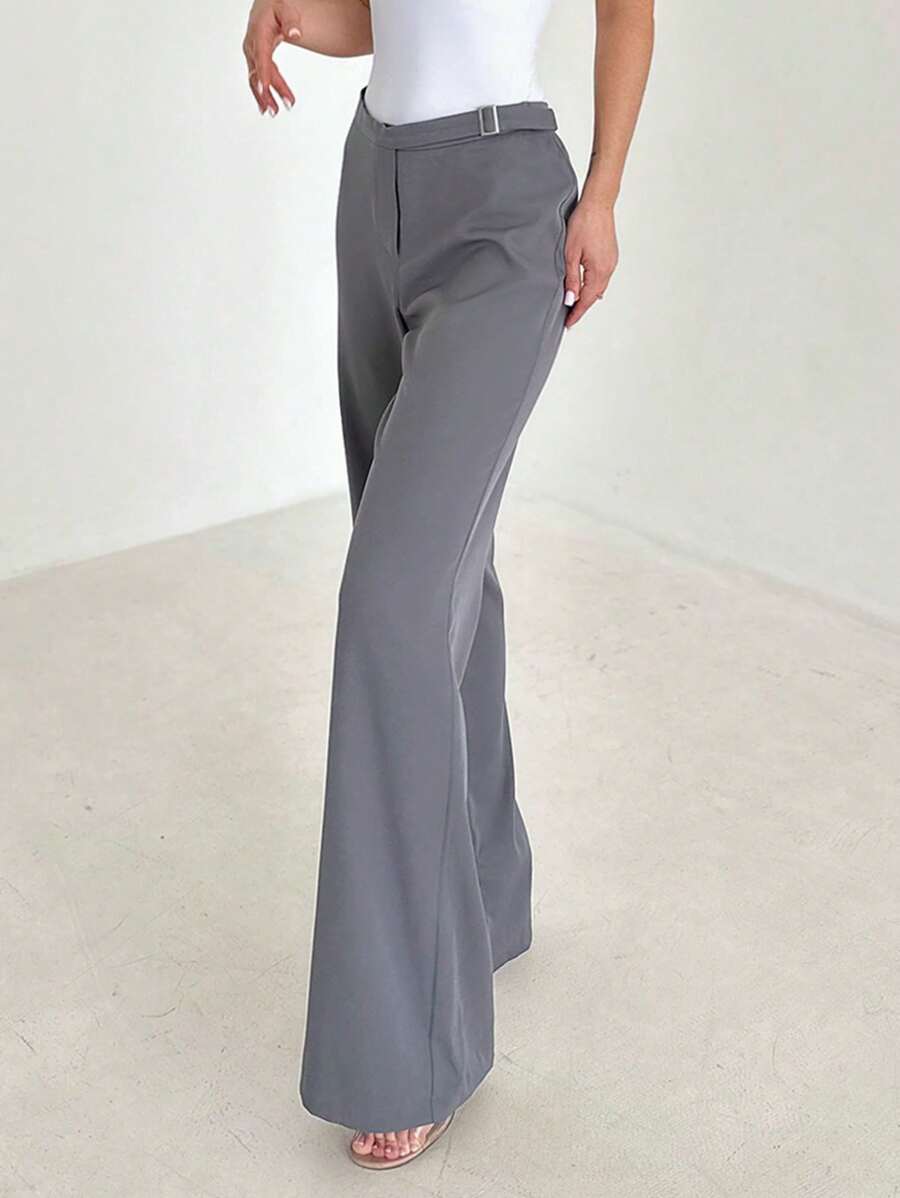 SHEIN Privé Pantalones grises cómodos y elegantes de uso diario y para citas con decoración de hebilla metálica para mujeres de talla grande - Gris - Ver 1