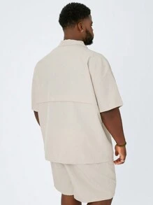 Manfinity VCAY 2 件大码男士休闲梭织修身短袖衬衫和松紧腰短裤套装 - 杏色 - 查看 4