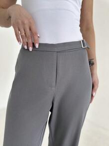 SHEIN Privé Pantalones grises cómodos y elegantes de uso diario y para citas con decoración de hebilla metálica para mujeres de talla grande - Gris - Ver 4