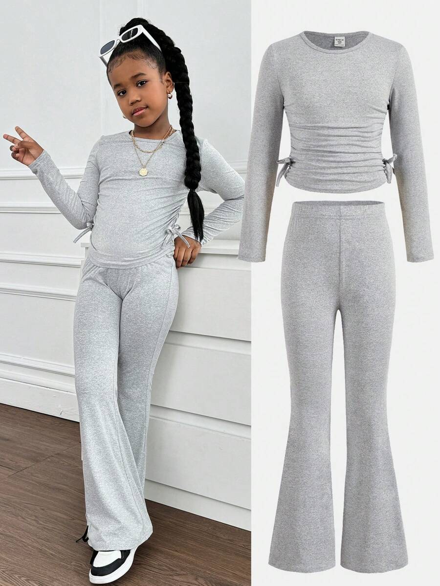 SHEIN Conjunto de niñas preadolescentes de top de punto ajustado de manga larga con cuello redondo gris con volantes y flores y pantalones acampanados, adecuado para usar en casa, al aire libre y como atuendo de viaje en el aeropuerto - Gris - Ver 1