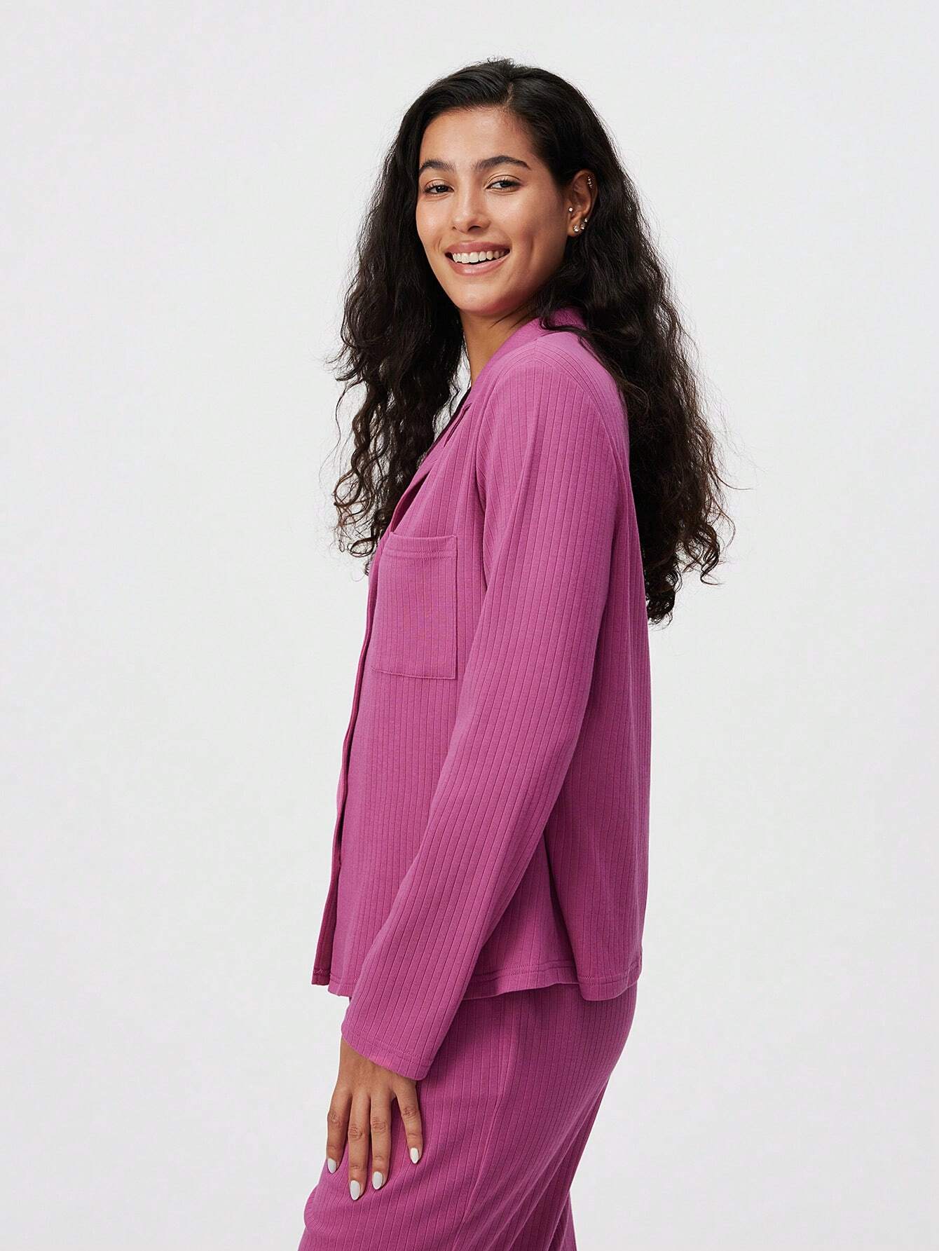 Conjunto de pijama clásico básico de algodón acanalado cómodo de color rosa con top de manga larga con botones y pantalones, conjunto de ropa de estar en casa de otoño e invierno para mujeres