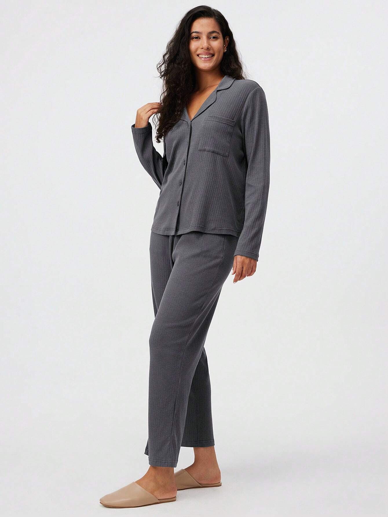 Herbst- und Winterset aus gerippter, bequemer Baumwolle mit klassischem Grunddesign für Damen. Bestehend aus langärmeliger Knopfoberseite und Hose für Loungewear. Damenpyjamas für den Herbst.