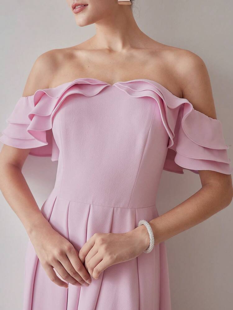 VESTIDO SIN CADENA CON HOMBROS DESCUBIERTOS, VOLANTES Y PLIEGUES FRUNCIDOS