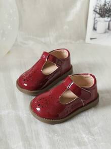 1 双女童镂空圆头平底鞋，适合春秋季节