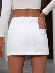 SHEIN Essnce Minifalda blanca de línea A de mezclilla informal con un solo botón y bolsillos para mujer