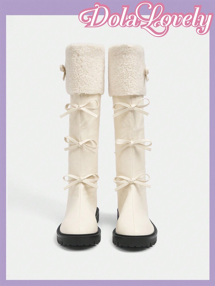 Dola Lovely 圆头低跟长靴，毛茸茸蝴蝶结拼接，黑色明线缝制，后拉链，简约时尚女装设计 - 米色 - 查看 6