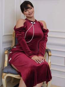 SHEIN Clasi Vestido de gala de talla grande con cuello tipo qipao, hombros descubiertos, manga larga y silueta ajustada con cola de pez - Burdeos - Ver 6